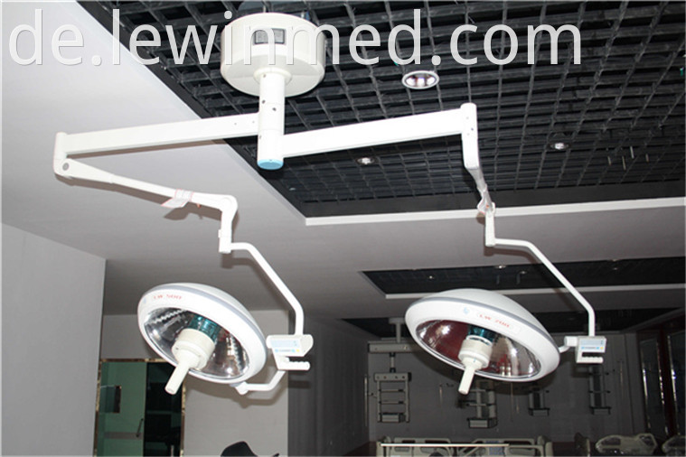 Dual lamp head halogen lamp